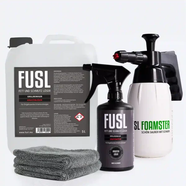 Produktfoto eines Sets aus Mikrofasertüchern, einem Grillreiniger in einem 5-Liter-Kanister und in einer 500 ml Sprühflasche sowie ein Schaumsprüher