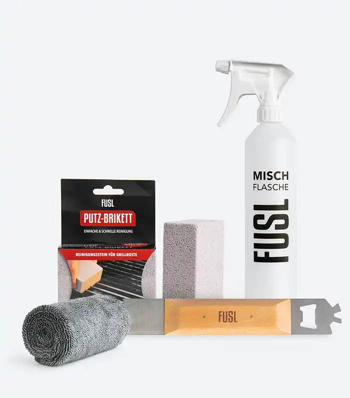 Produktfoto eines Sets aus Reinigungsstein, Grillrost-Schaber, Mischflasche und Mikrofasertuch