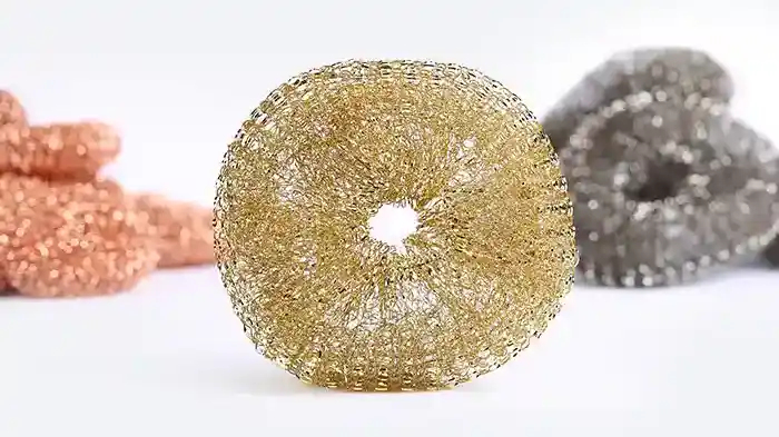 Messingschwamm im Vordergrund und mehrere Stahl- und Kupferschwämme im Hintergrund